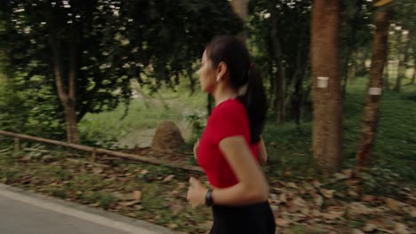 mujer corriendo en un parque