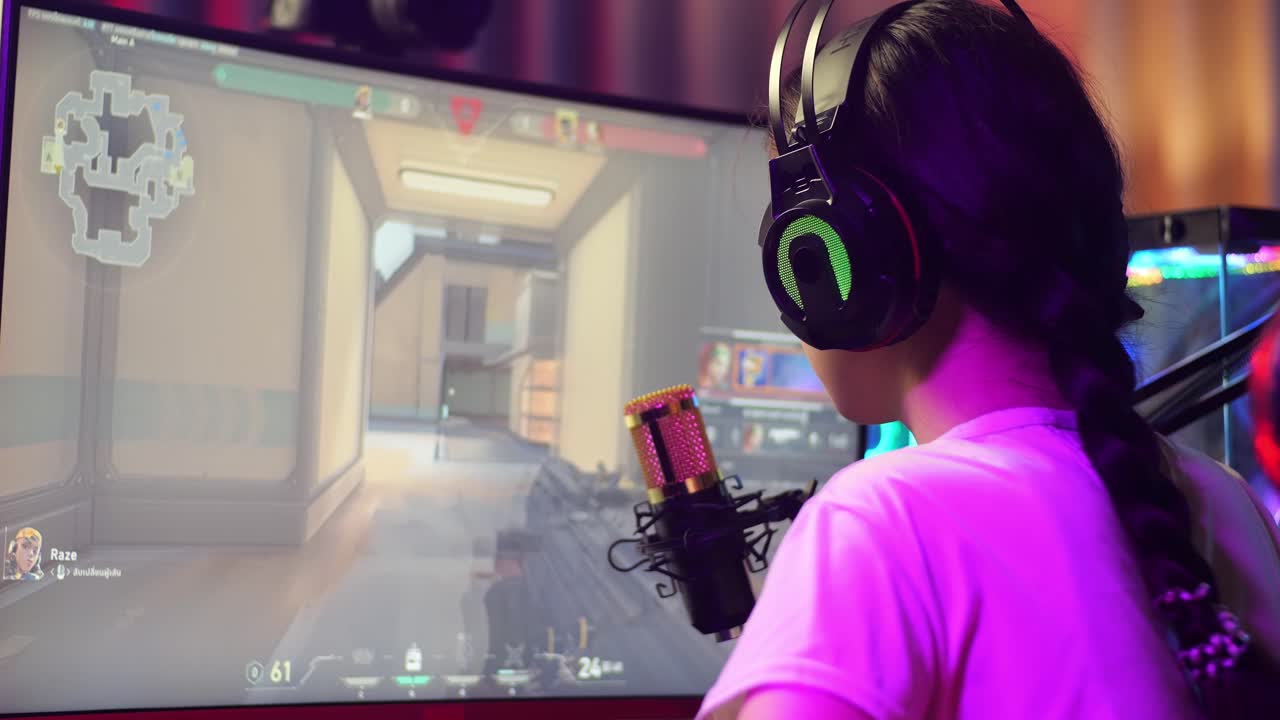 vista de atrás de cerca de la chica asiática streamer sintiéndose decepcionada falla el juego en la computadora personal. videojuego de transmisión en vivo, escritorio iluminado por luz de tira de led rgb