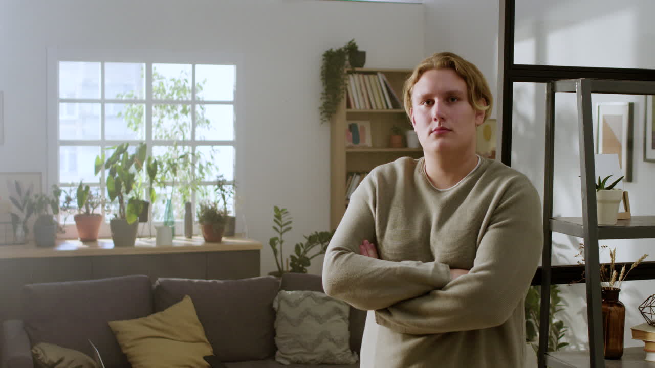 молодой человек, стоящий в гостиной