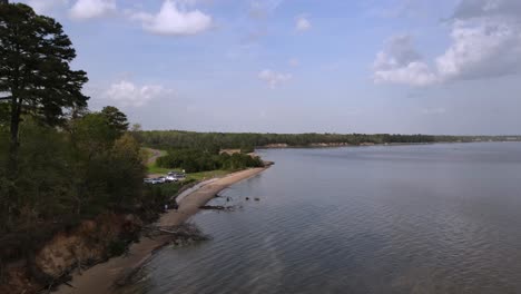 Hervorragende-Luftaufnahme-Der-Uferpromenade-Des-James-River-In-Virginia