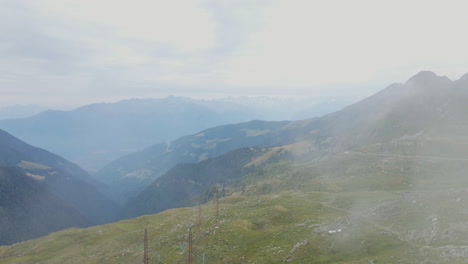 Gran-Vista-Matutina-De-Las-Montañas-Nubladas-En-Los-Alpes-De-Orobie,-Norte-De-Italia-Durante-La-Primavera---Toma-Aérea-De-Drones