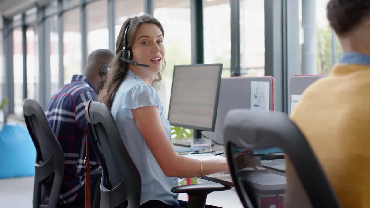 retrato de una feliz mujer de negocios caucásica hablando por teléfono en la oficina