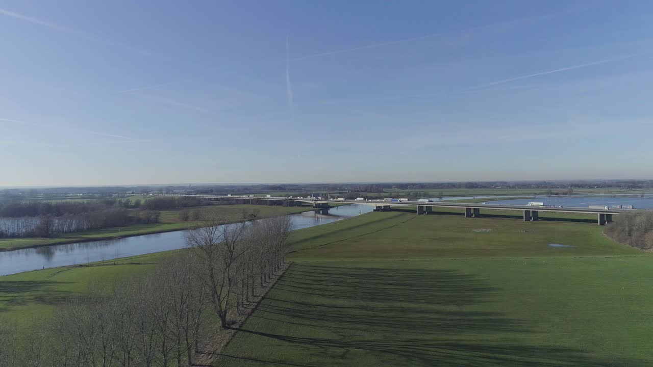 자연에서 다리에 고속도로의 드론 샷