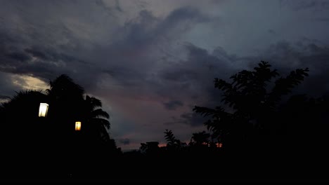 Hermoso-Lapso-De-Tiempo-De-Las-Nubes-Moviéndose-Durante-La-Puesta-De-Sol,-Los-Colores-De-La-Hora-Dorada-Y-Convirtiéndose-En-La-Noche