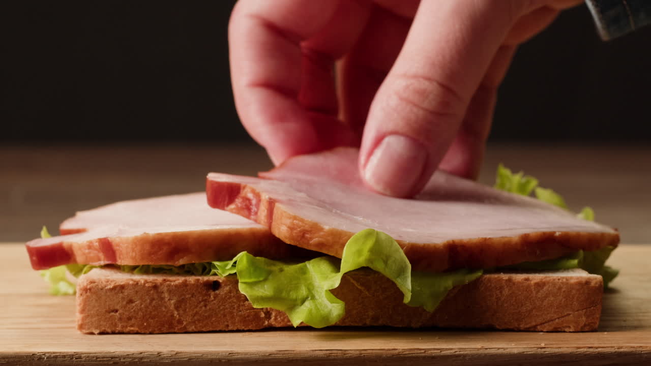Preparare un panino con prosciutto e lattuga