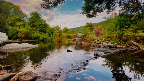 río colorido en un día soleado