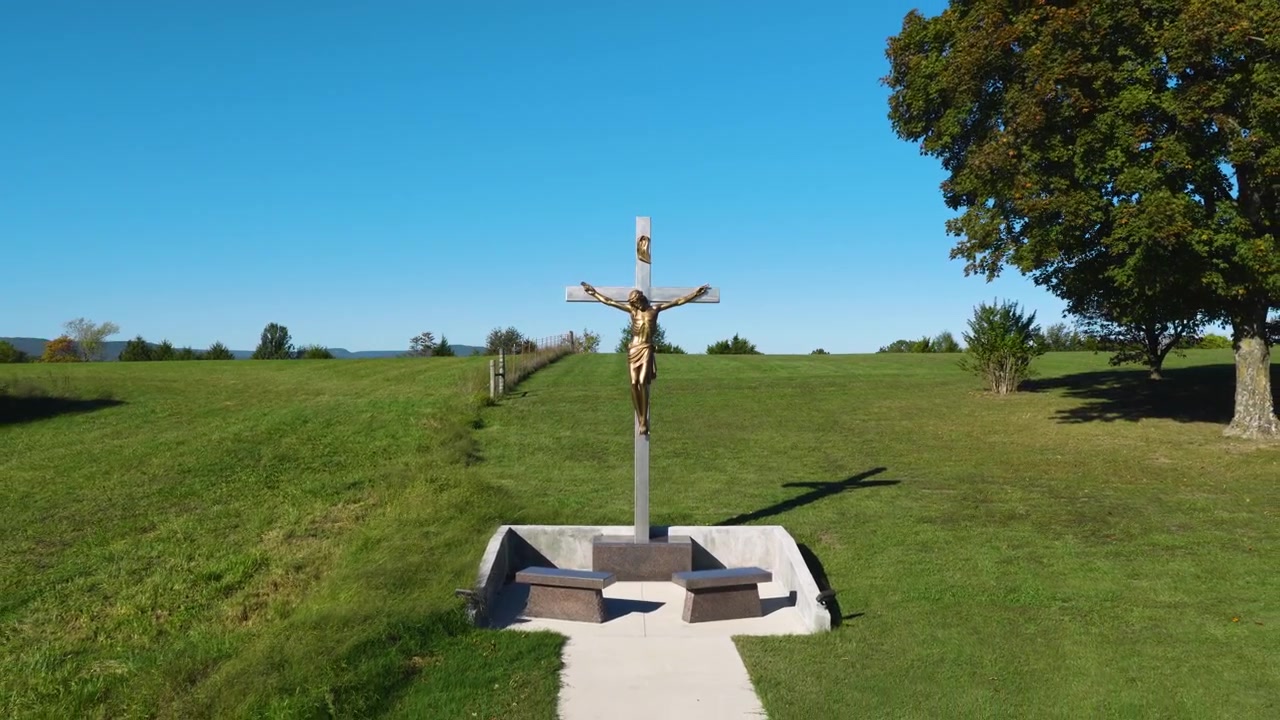 Attraversare l'ingresso del Cimitero di Maria Madre di Dio vicino al Cimitero di Maplewood nella Contea di Boone, Arkansas, USA. Inquadratura aerea in allontanamento.