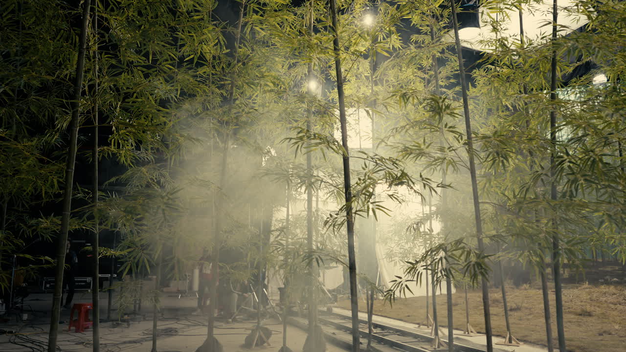 영화 제작 촬영에서 연기와 가짜 대나무 숲의 무대 뒤에서