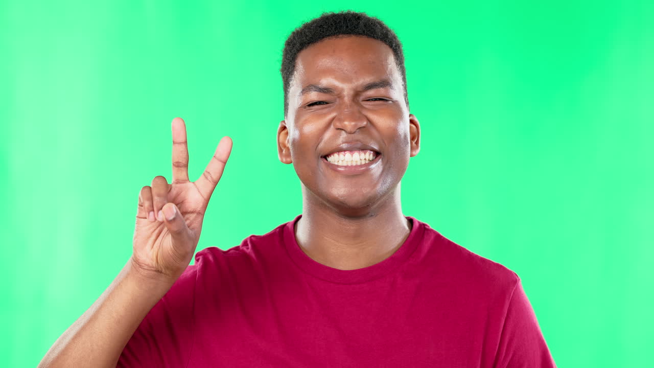 pantalla verde, la paz y la cara del hombre en el estudio