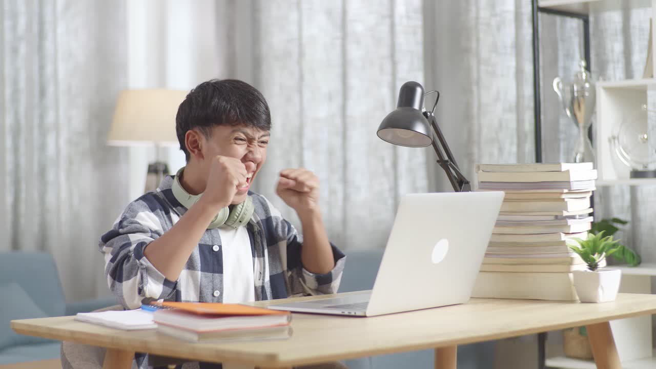 행복한 학생 온라인 학습