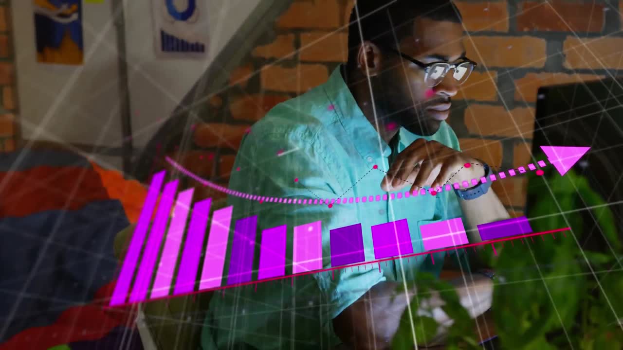 animación del procesamiento de datos sobre un hombre de negocios afroamericano que usa una computadora