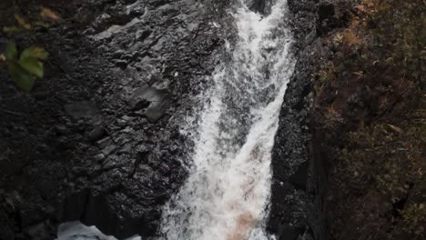 Beautiful-waterfall-400ft-Hawaii-Maui