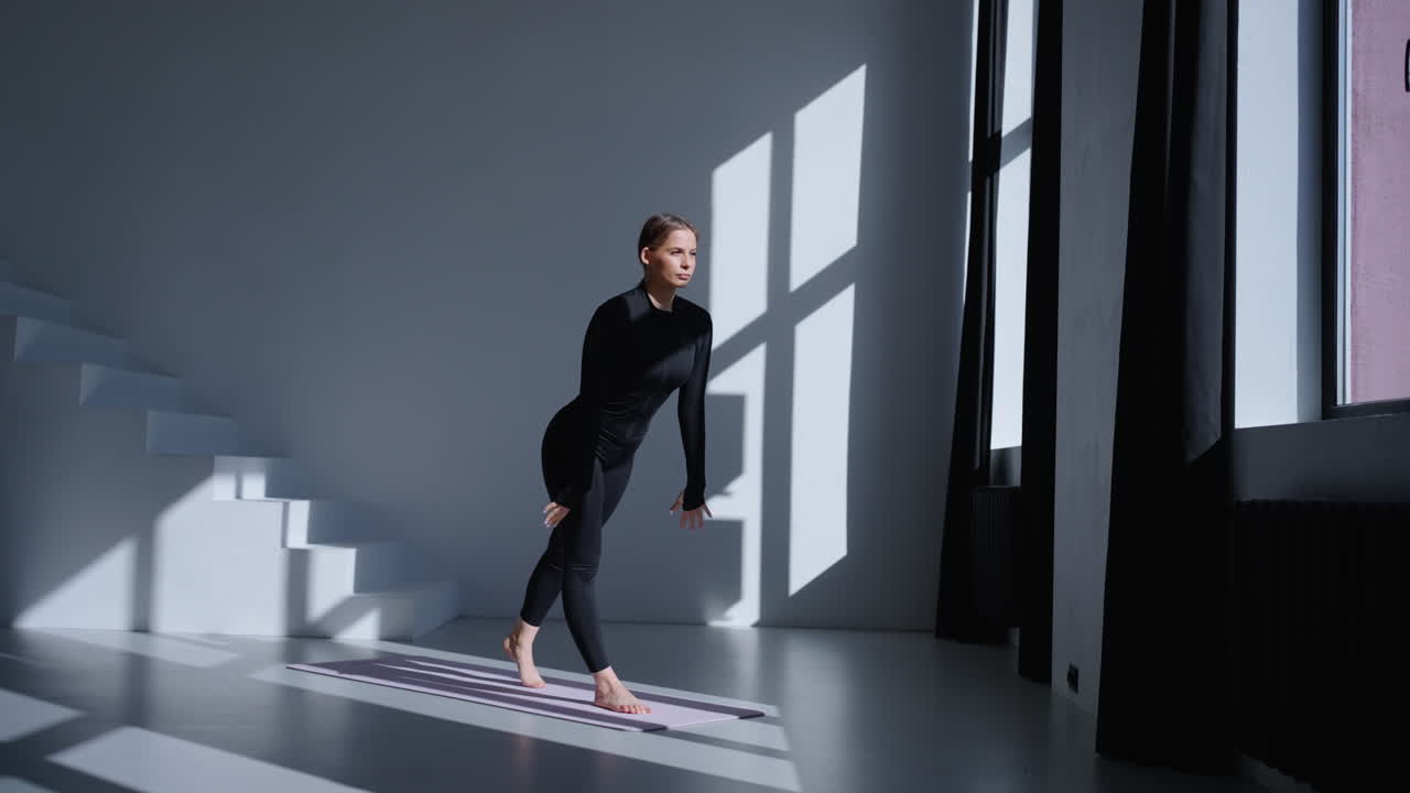 Donna che fa stretching yoga in uno studio
