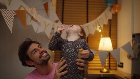 padre y bebé celebrando su cumpleaños
