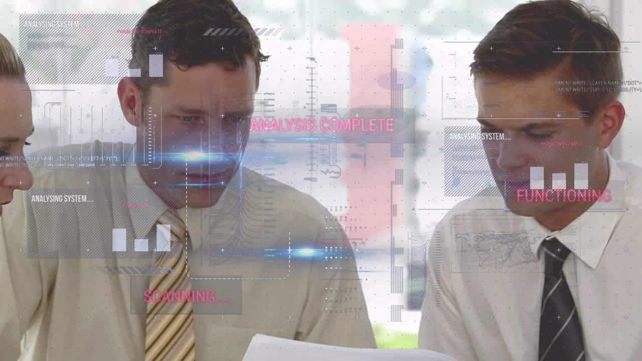 animación de datos y análisis completo sobre hombres de negocios caucásicos hablando en la oficina