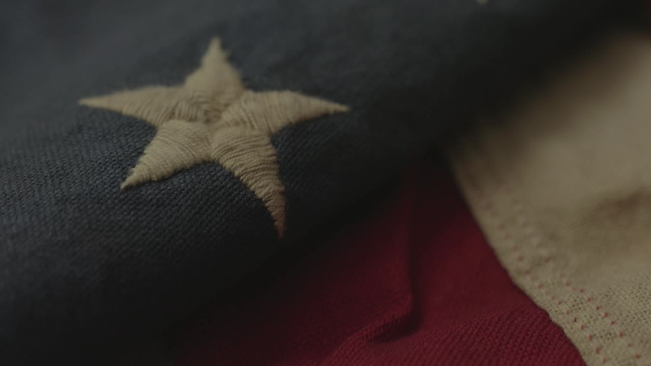 detalle de la bandera estadounidense con 13 estrellas de la revolución