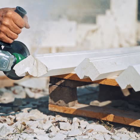 trabajador que corta bloques de piedra