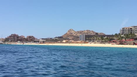 Vista-De-La-Costa-Mexicana-Desde-Un-Barco-En-Movimiento,-Cabo-San-Lucas,-México