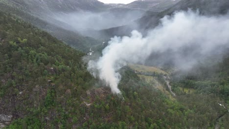 Waldbrand-Hat-Gerade-In-Einem-Grünen-Und-Trockenen-Berghang-Begonnen-–-Langsam-Rotierende-Antenne-Zeigt-Rauch,-Der-In-Die-Luft-Strömt