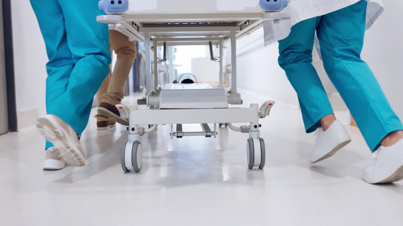 Pessoas, médico e pernas correndo com cama