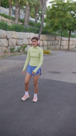 mujer corriendo al aire libre con auriculares