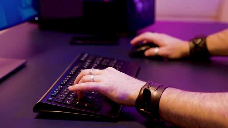 Mani che scrivono su una tastiera