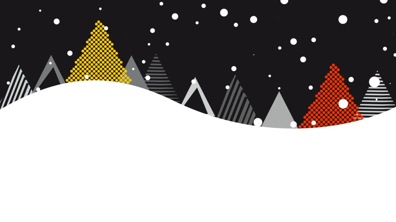 nieve nocturna en las montañas. copos de nieve cayendo en el bosque con un árbol de navidad reluciente.