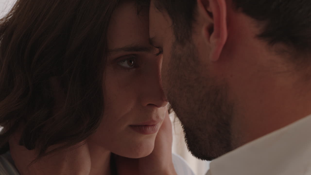 불행한 커플이 키스하고, 관계에 문제가 있고, 남자친구가 부드러운 키스로 여자를 떠나고, 애정을 보여준다.