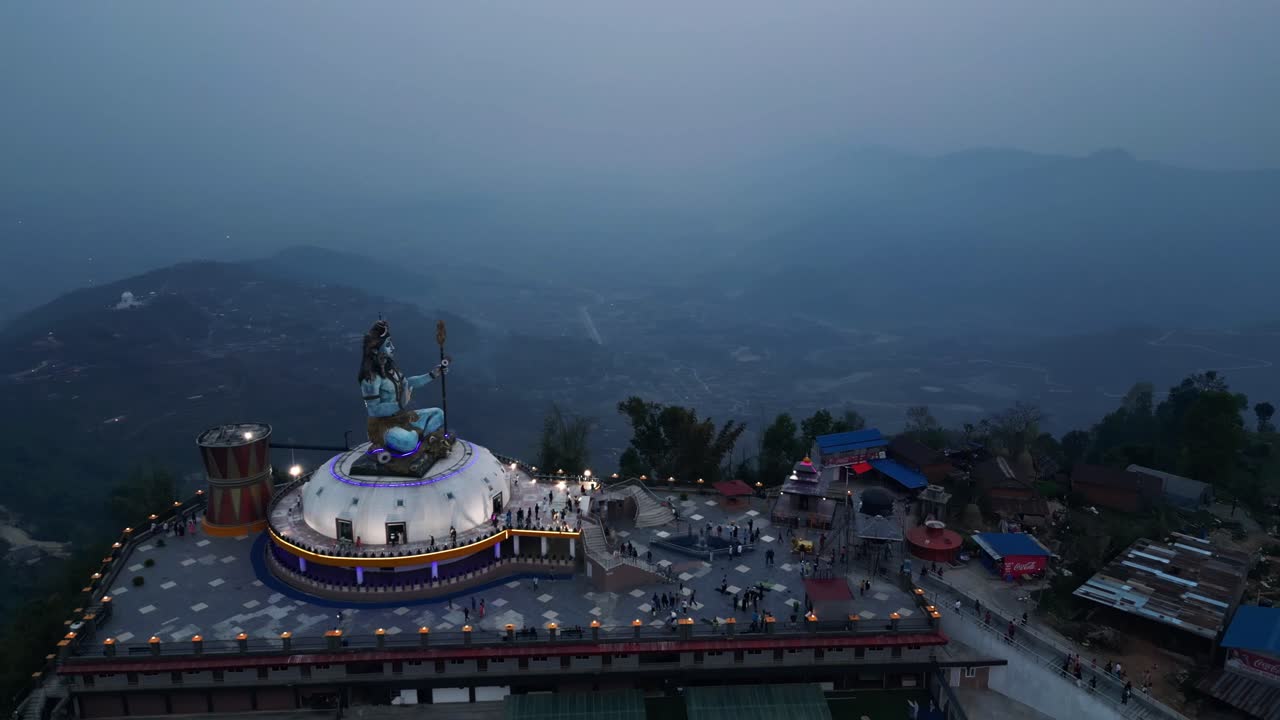 órbita de paralaje aéreo alrededor de la estatua de lord shiva pumdikot nepal por la noche