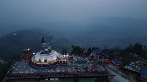 órbita de paralaje aéreo alrededor de la estatua de lord shiva pumdikot nepal por la noche