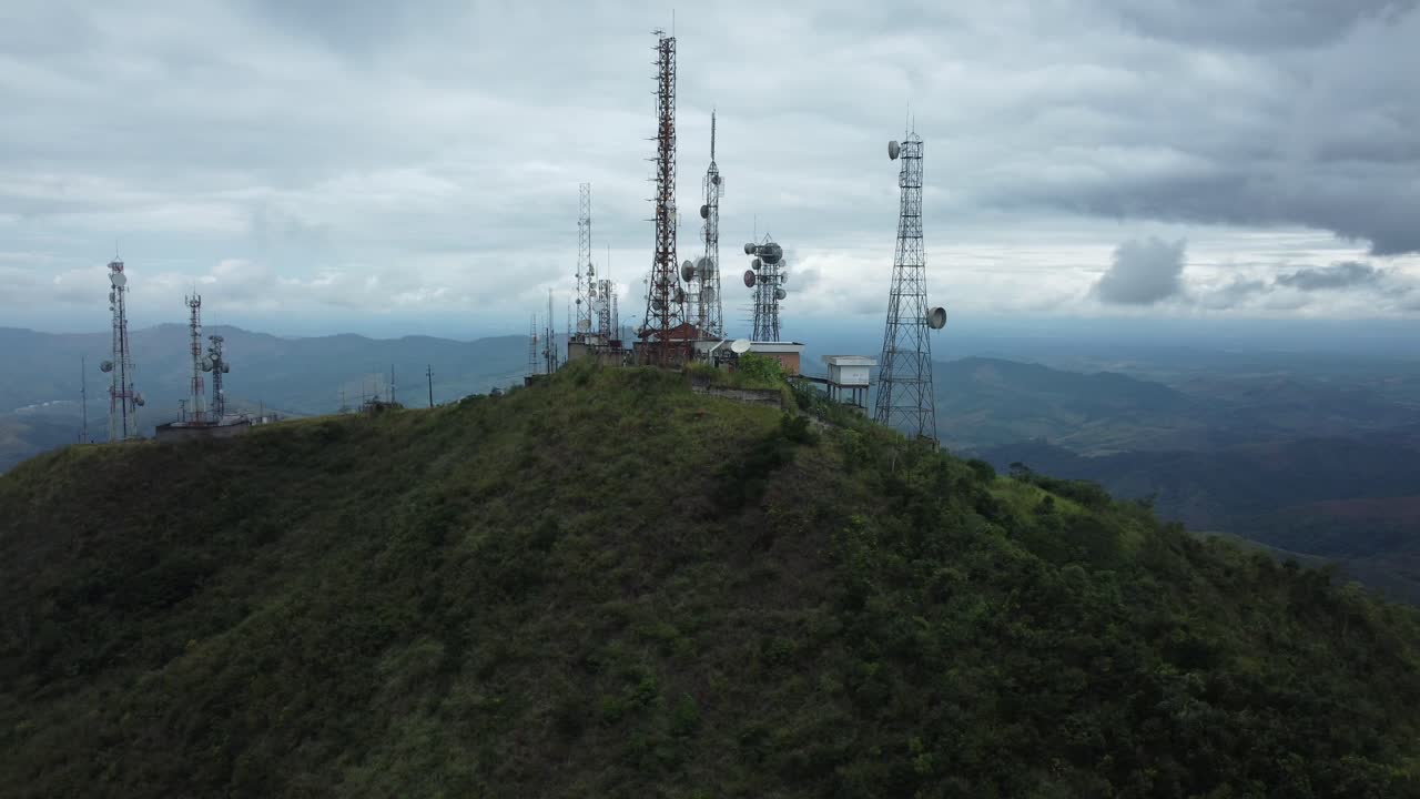 torres de radio y antenas en la cima de una montaña