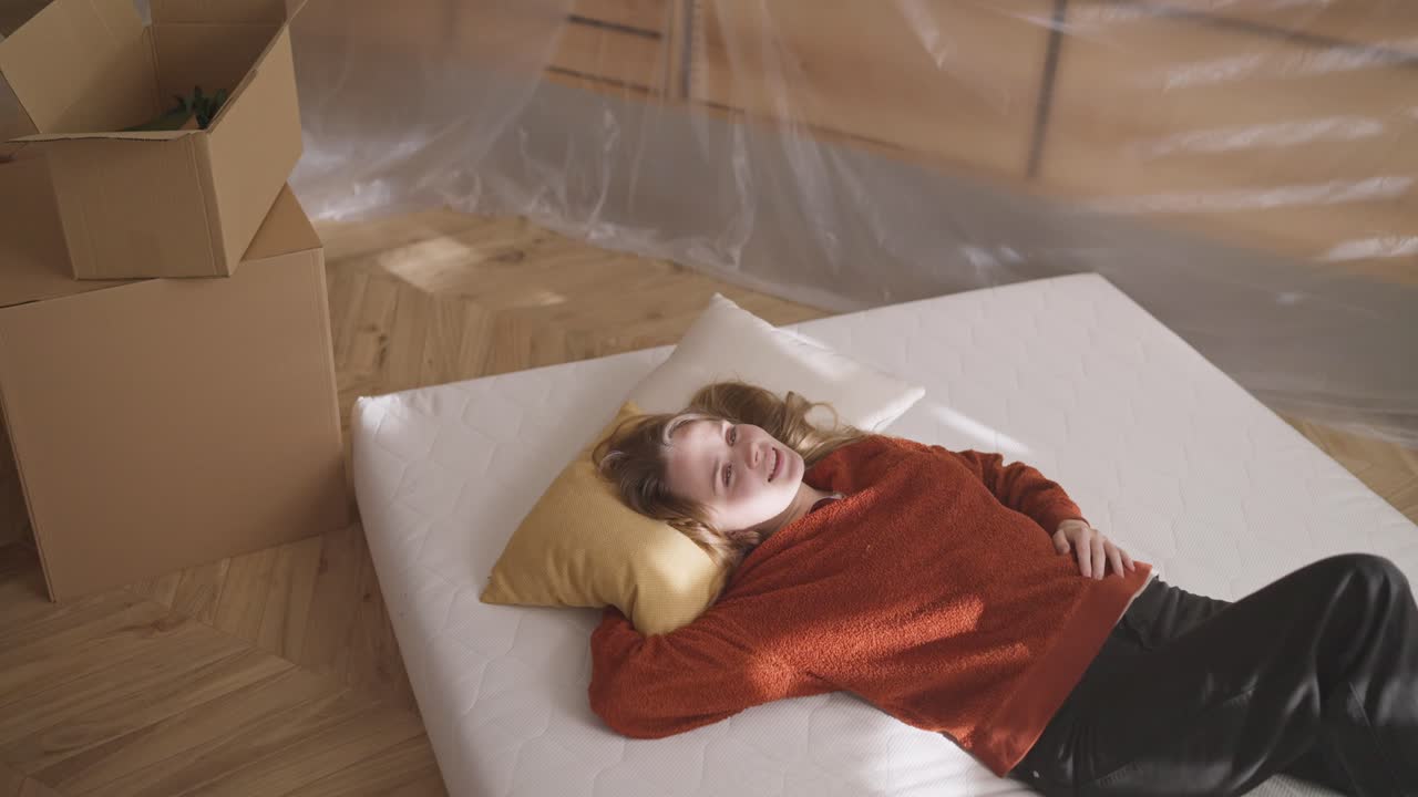 이동 중 매트리스에서 휴식을 취하는 여성