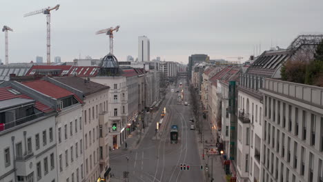 Antena:-Vuelo-Lento-A-Través-De-La-Calle-Vacía-Del-Barrio-Central-De-Berlín-Casi-Sin-Gente-Ni-Coches-Durante-El-Coronavirus-Covid-19-En-Un-Día-Nublado