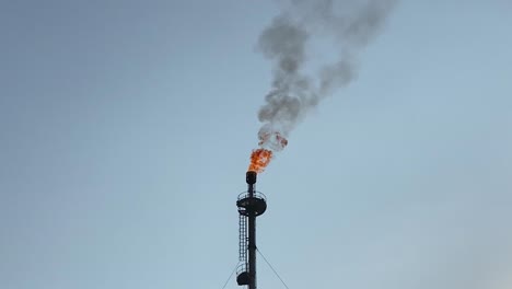 Schwarze-Rauchige-Dämpfe-Strömen-Aus-Einem-Gasverbrennenden-Schornstein-Aus-Der-Nähe-Vor-Dem-Blauen-Himmel