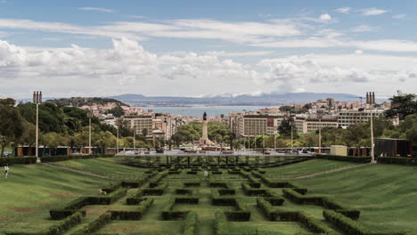 Timelapse-De-La-Ciudad-De-Lisboa-Con-Nubes-Pasando-Detrás,-Parque-Mirador-Eduardo-Vii-En-Marques-De-Pombal