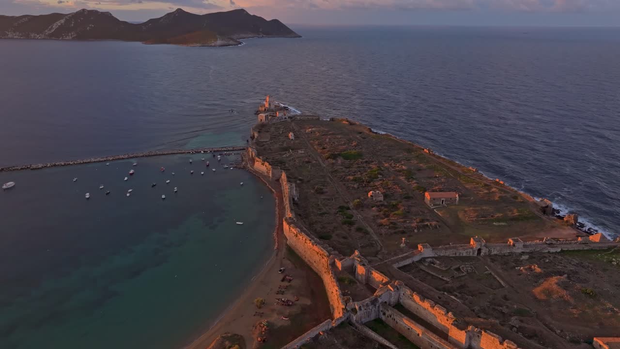 Vista aerea di barche ormeggiate che galleggiano lungo la costa di Methoni all'alba