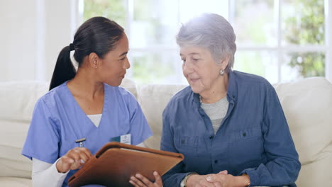 Mujer-Feliz,-Enfermera-Y-Consulta-En-Ancianos