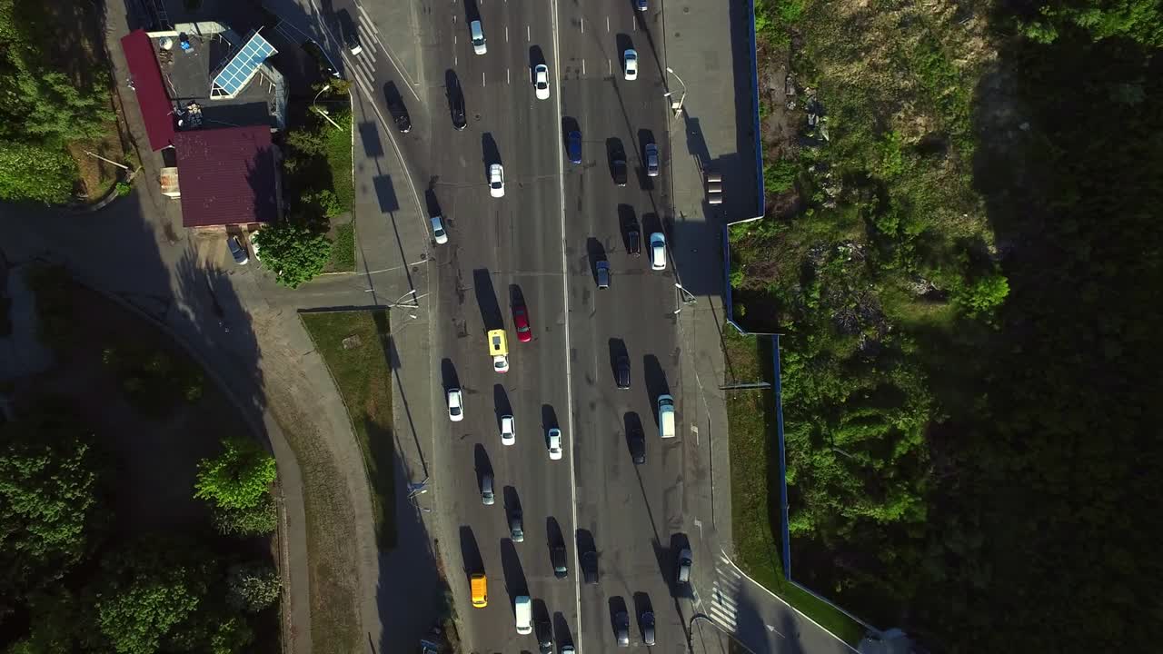 drone ver el tráfico de coches en la carretera de la ciudad en verano. vista superior coche en movimiento carretera carretera