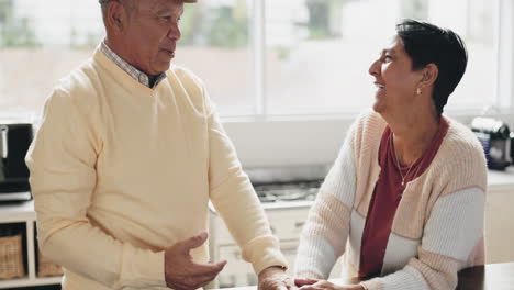 Feliz,-Conversación-Y-Pareja-Madura-Sosteniendo