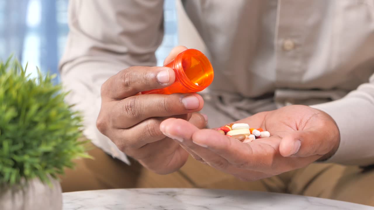 약을 복용하는 사람