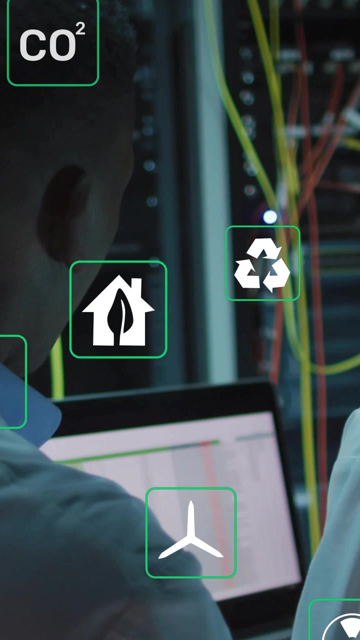 Video verticale: Tecnico che controlla i log, indicando un rack in un data center, con icone che si sovrappongono alla scena mostrando energia.