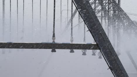 Agua-Que-Crea-Niebla-Alrededor-Del-Sistema-De-Riego-Por-Aspersión-De-Pivote-Central