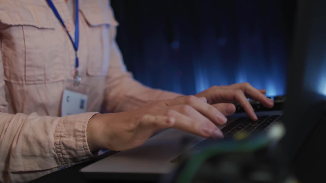 sección media de la mujer caucásica técnico de ti escribiendo en el portátil