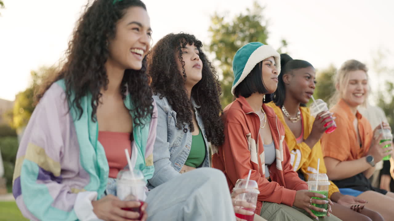 amigos, grupo o beber jugo al aire libre