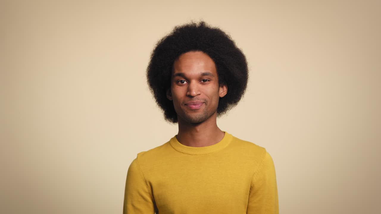retrato de estudio de un hombre africano sonriente