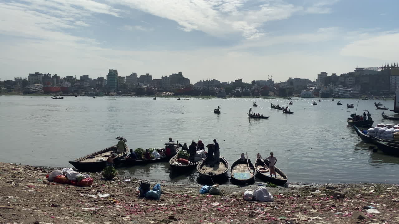 embarcadero para cruzar el río