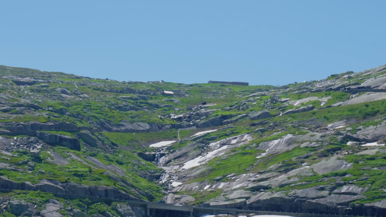 스위스의 산악 도로, 푸른 하늘과 함께  ⁇ 은 날