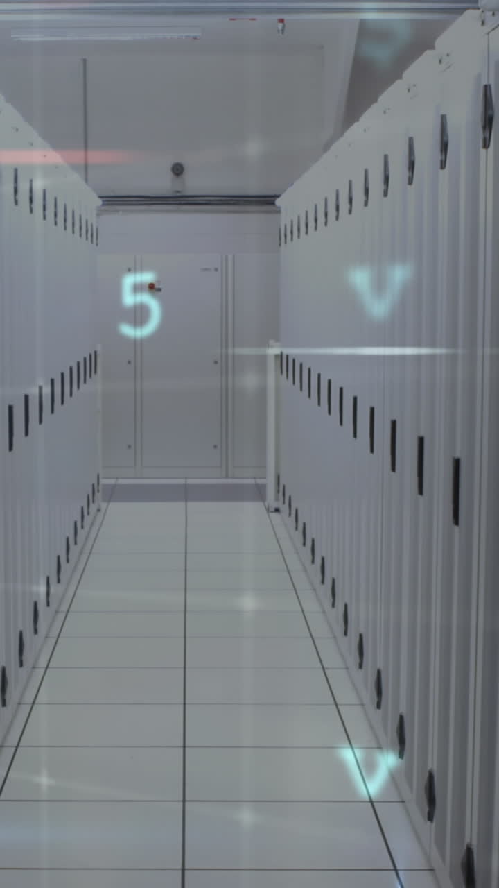 animación de texto y números de advertencia de ataque cibernético procesados a través de servidores informáticos