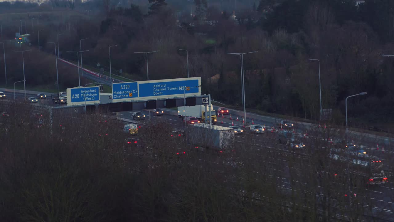 вид с воздуха на шоссе m20 j5 эйлсфорд, кент, великобритания, снятый во время движения в час пик