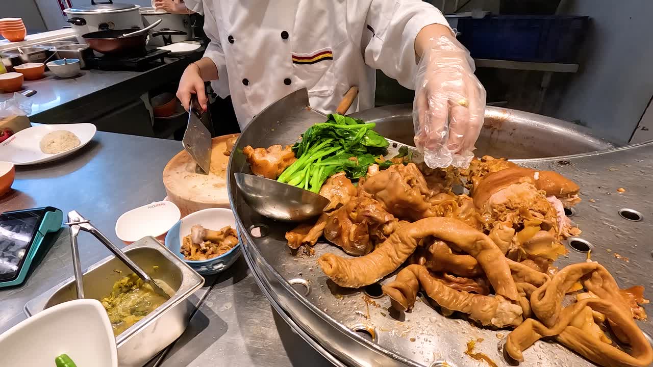 셰프가 은 돼지고기 다리 을 조립하고 있습니다.